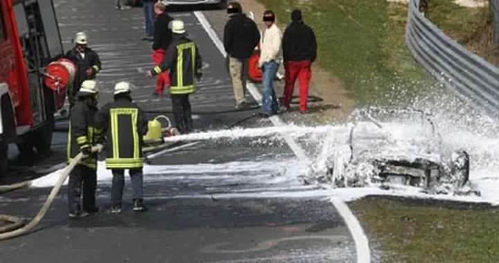 Nurburgring: il muletto di un'Audi R8 V10 prende fuoco