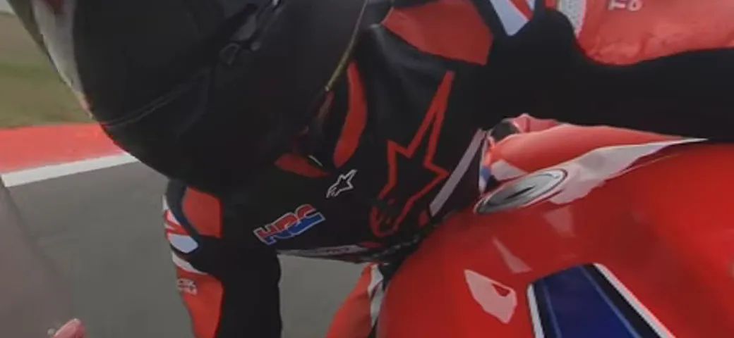 Honda CBR 1000 RR-R: il video a 360° in pista con Marc Marquez