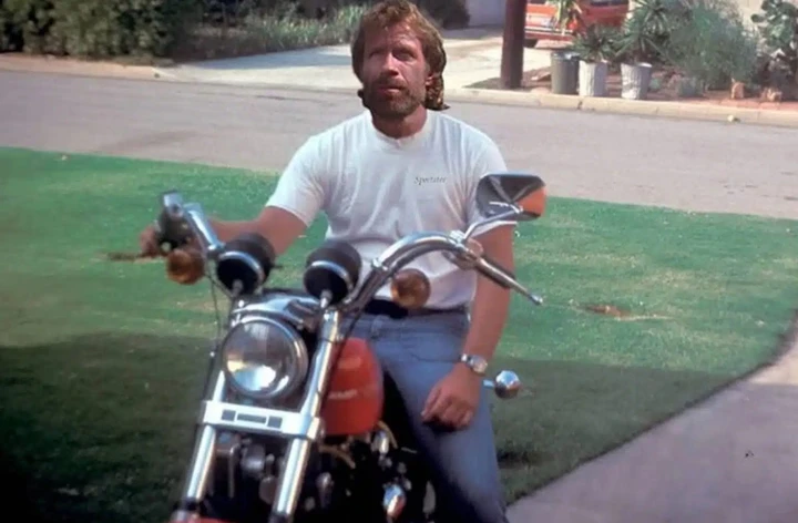 Chuck Norris e le moto: la storia segreta tra cinema e solidarietà