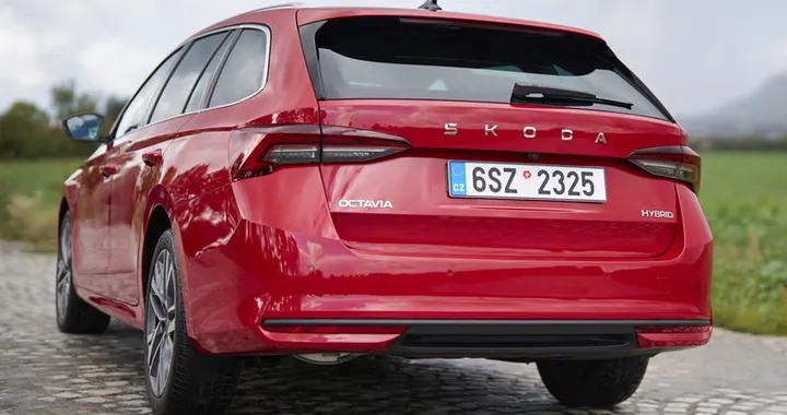 Skoda Octavia, arriva il primo full hybrid: consuma meno ma perde spazio nel bagagliaio