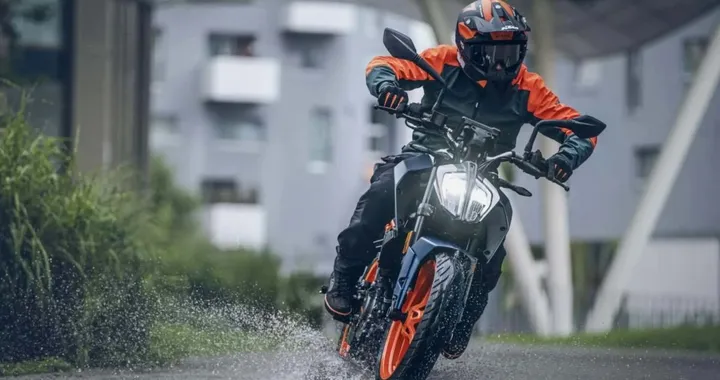 KTM torna alle piccole cilindrate con la 160 Duke: design e prestazioni senza compromessi