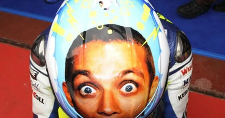 Rossi al Mugello con un casco "da paura"