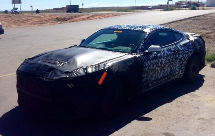 Ford Mustang: le foto spia di un nostro lettore