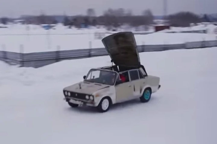 Una Lada 1600 che frena con il tetto 