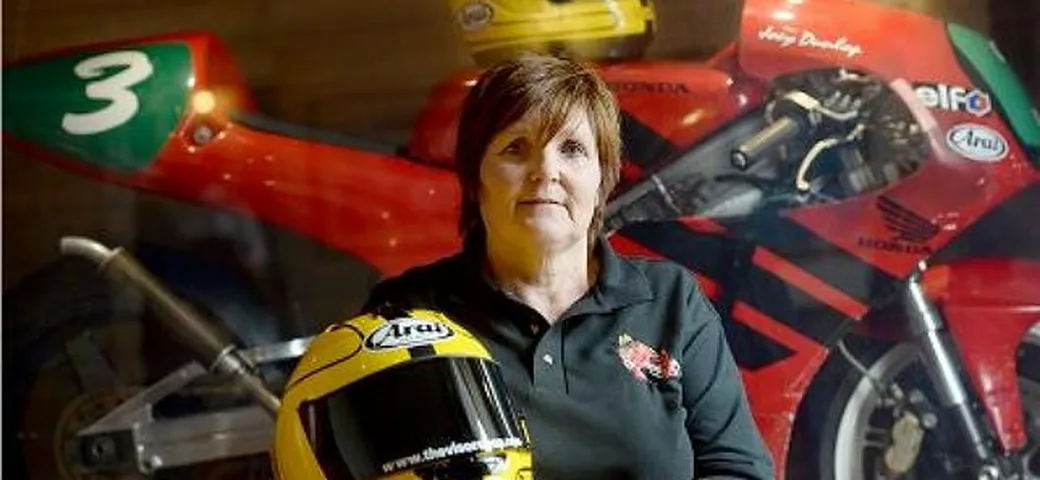 Arai RX7-GP: 350 caschi nel ricordo di Joey Dunlop
