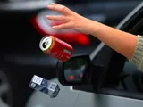 Nuove sanzioni per chi getta rifiuti dall’auto: ci sono multe salate