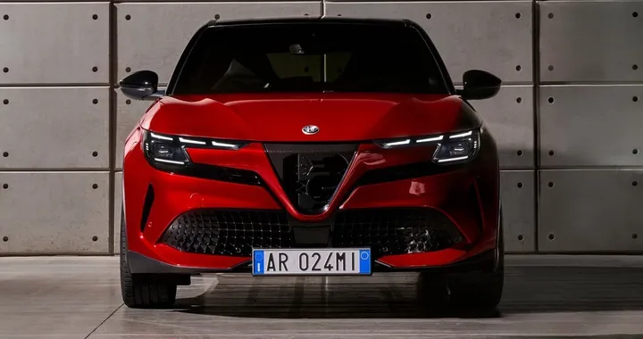 Alfa Romeo: le nuove Stelvio e Giulia presenteranno targhe centrali