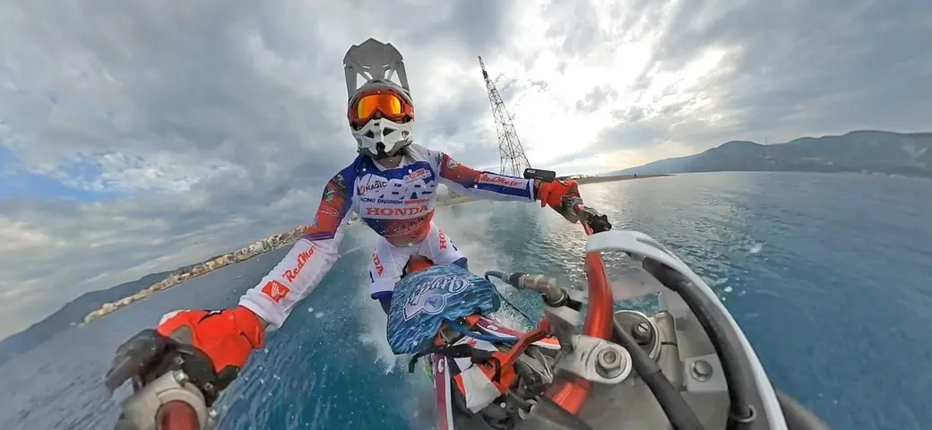 Luca Colombo non riesce ad attraversare lo Stretto di Messina in moto
