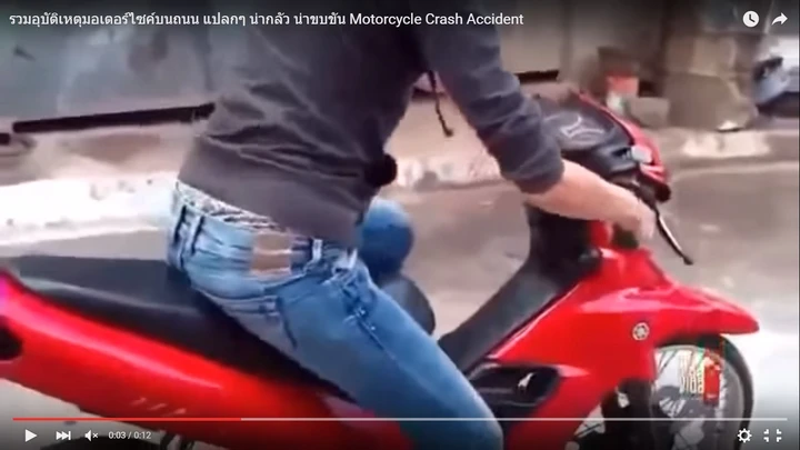 Caduta di un ragazzo in sella a un ciclomotore [Video]