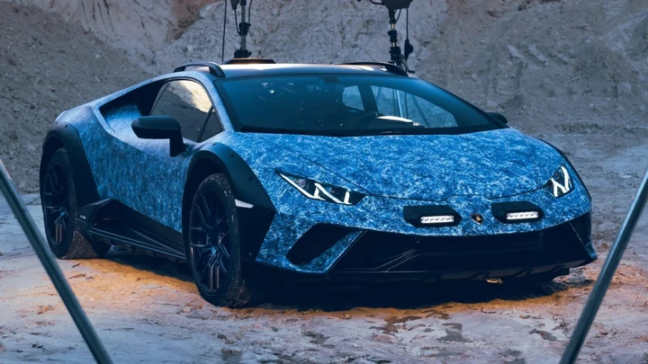 Lamborghini Huracán Sterrato Opera Unica: una one-off con una vernice blu cristallo dipinta a mano