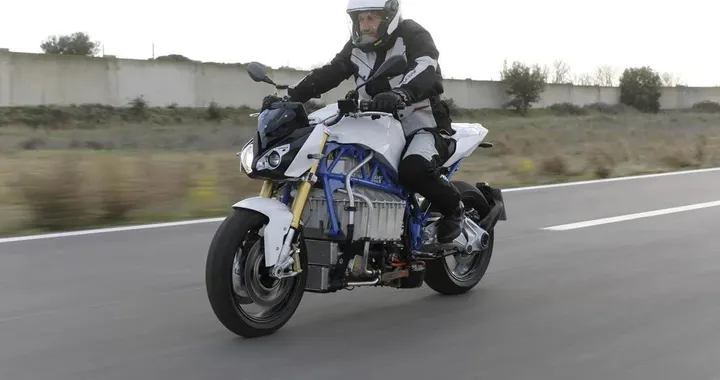 BMW brevetta un telaio monoscocca per una moto elettrica