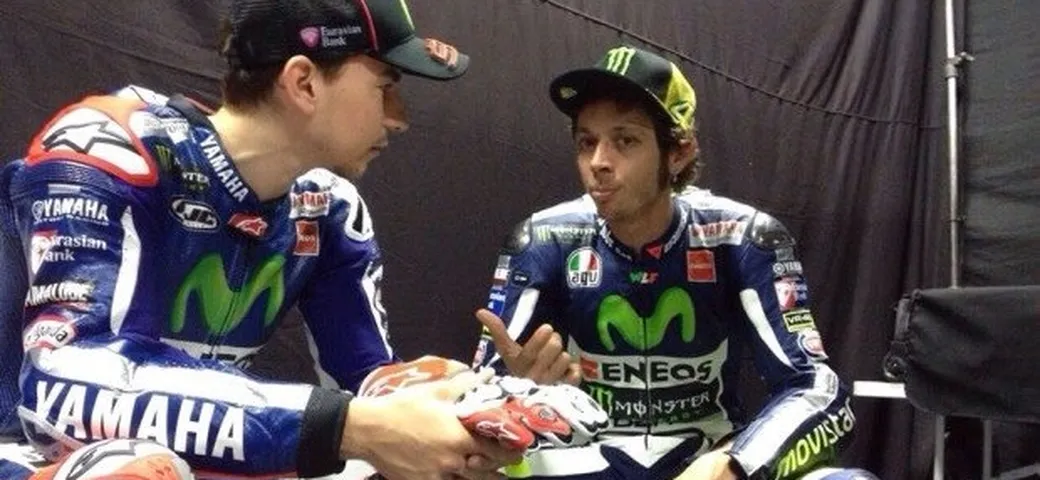 Sfida Rossi vs Lorenzo in Thailandia con la Yamaha R3 [Video]