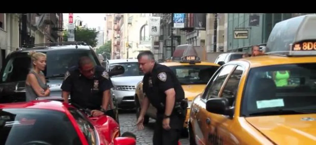 Su una Ferrari 458 tenta di investire un poliziotto a New York: arrestato