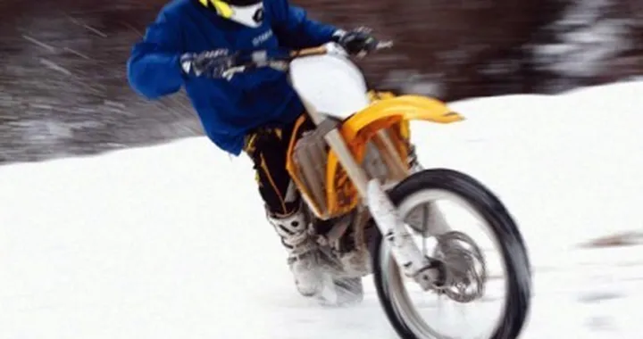Rossi in moto sulla neve in esclusiva per GQ