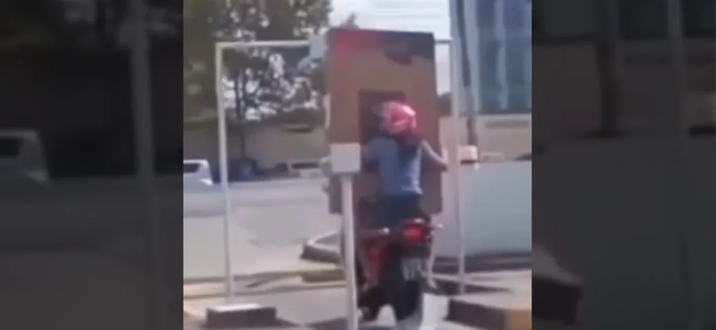 Trasportare la nuova TV in moto non è mai una buona idea (VIDEO)