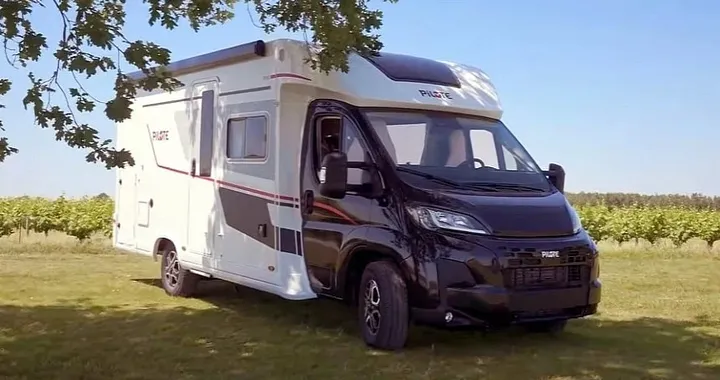 Camper di 7 metri con bagno e garage da record: quattro posti letto e patente B