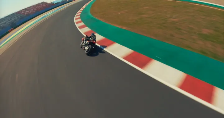 Aprilia, Max Biaggi in sella alla nuova RSV4 2021