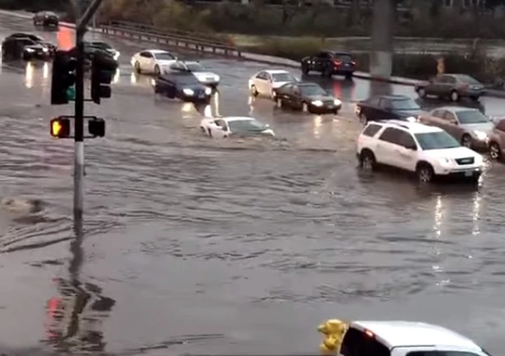 Una Lamborghini Gallardo affronta un alluvione a San Diego