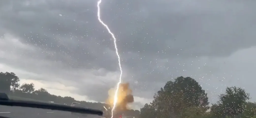 Auto colpita da quattro fulmini: scena terrificante, ma tutti illesi [Video]