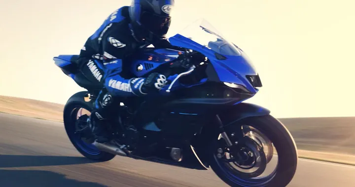 Nuova Yamaha R7, ecco le foto: domani la presentazione ufficiale