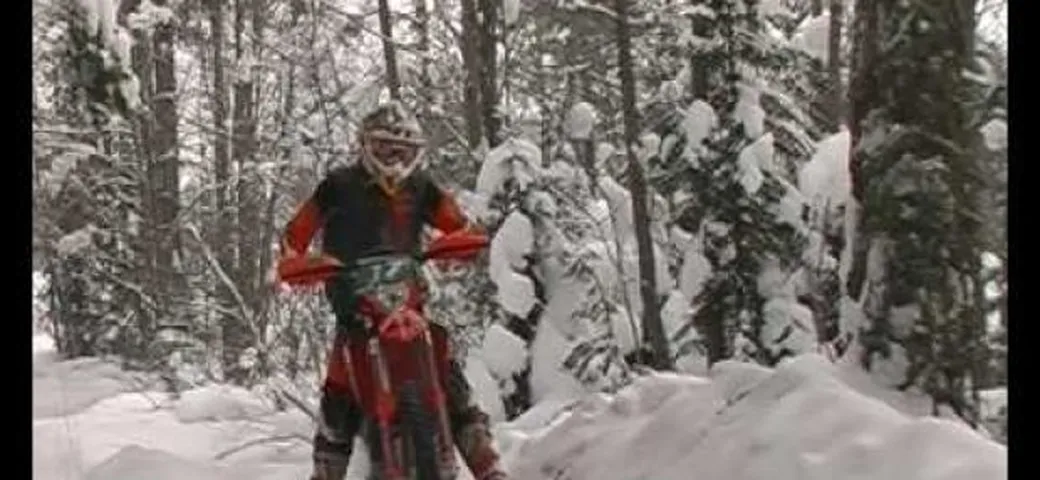 Video: enduro sulla neve in Svezia