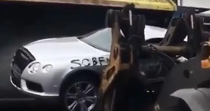 Bentley Continental GT schiacciata da una pressa [Video]