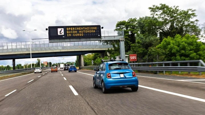 Fiat 500e percorre 8 km senza conducente: un traguardo per la guida autonoma in Italai