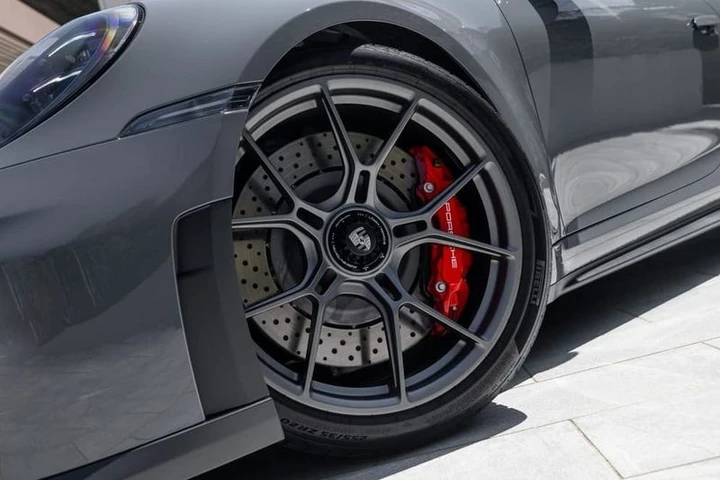 Porsche richiama 911 e 718: un difetto ai cerchi può provocare il distacco delle ruote