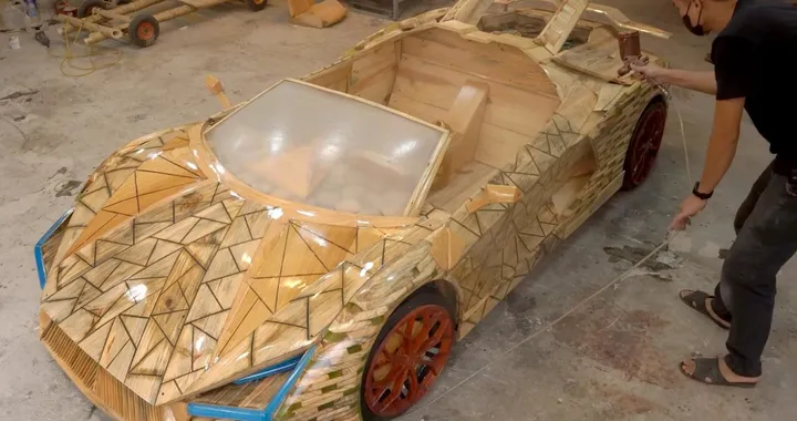 Costruisce Lamborghini Revuelto in legno per il figlio: funziona!