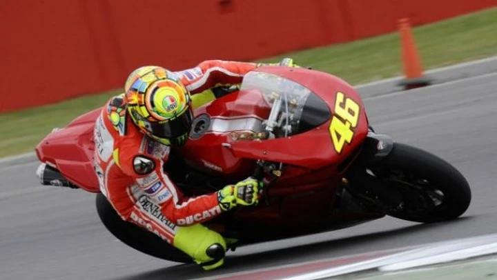 Valentino Rossi oggi a Silverstone con la 1198, Stoner a Jerez con la nuova Honda 1000