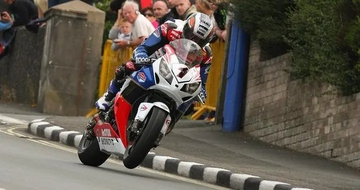 TT 2014:  McGuinness con il n°1, Michael Dunlop con il 6 [video]