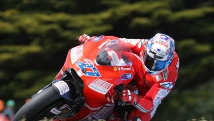 Casey Stoner frenato dai problemi di trazione, ma Rossi è ad un passo
