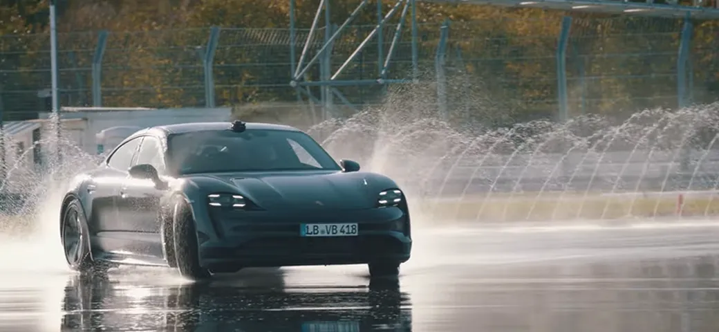 La Porsche Taycan e il drift da record