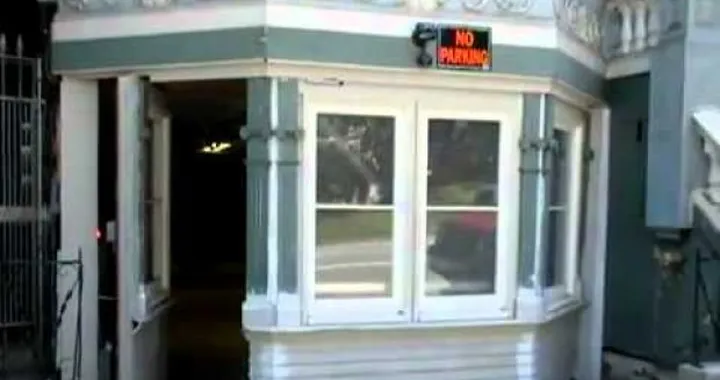 Video: a San Francisco il garage mimetizzato nella facciata di una palazzina