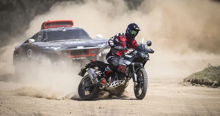 Ducati e Audi in Sardegna con la DesertX e la RS Q e-tron