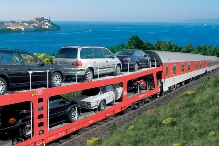 Le Ferrovie tedesche staccano la spina da AutoZug. Addio al servizio auto più treno