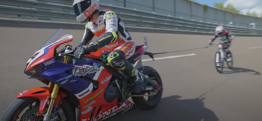 In bici a 272 km/h trainato da una moto: ecco il video del record