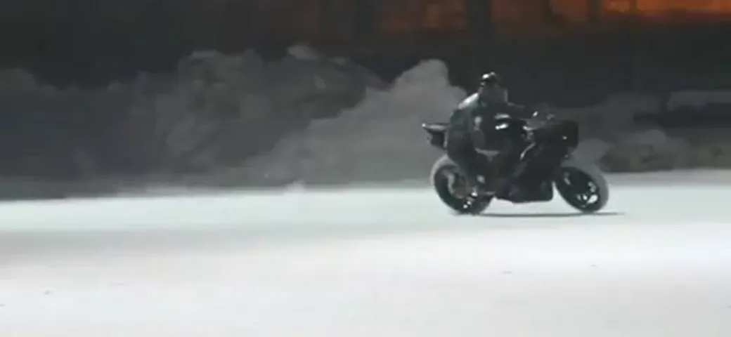 Yamaha R1 on Ice