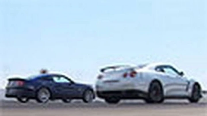 Nissan GT-R vs Ford Mustang Shelby GT500 Super Snake: drag race sul quarto di miglio