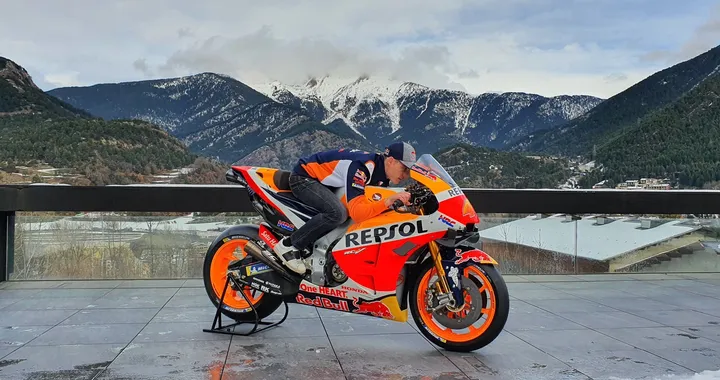 Pol Espargarò sale sulla sua nuova Honda RC213V: ecco le foto