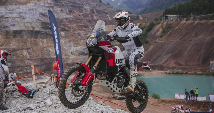 Ducati DesertX Rally: debutta la nuova moto per i rally raider [FOTO]