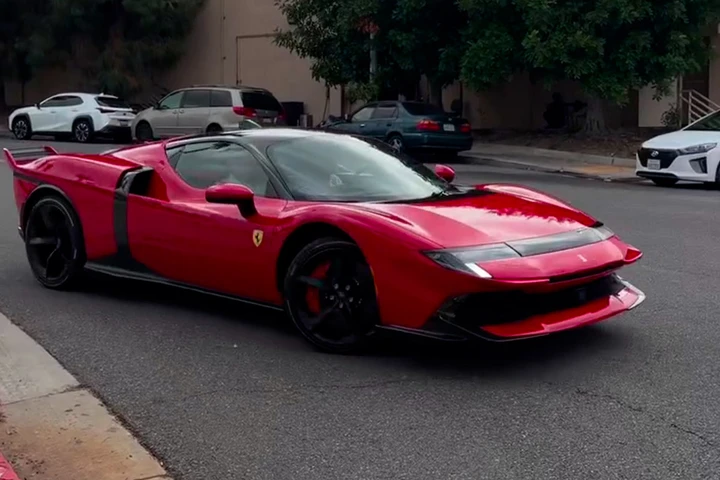 Una hypercar italiana da 1.050 CV come regalo di compleanno: il garage vale 200 milioni