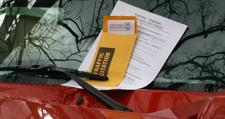 Denunciato il parcheggiatore abusivo che strappa le multe [Video]