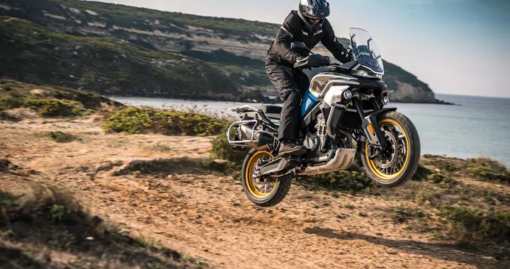 CFMoto 800MT arriva in Italia in due versioni: ecco i prezzi