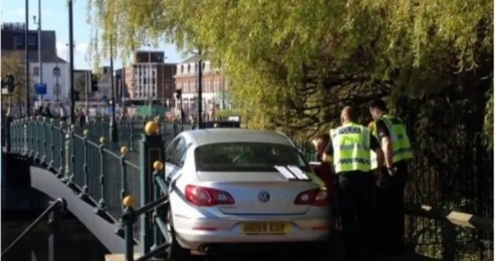 Sale con la sua Volkswagen Passat su una passerella [FOTO]