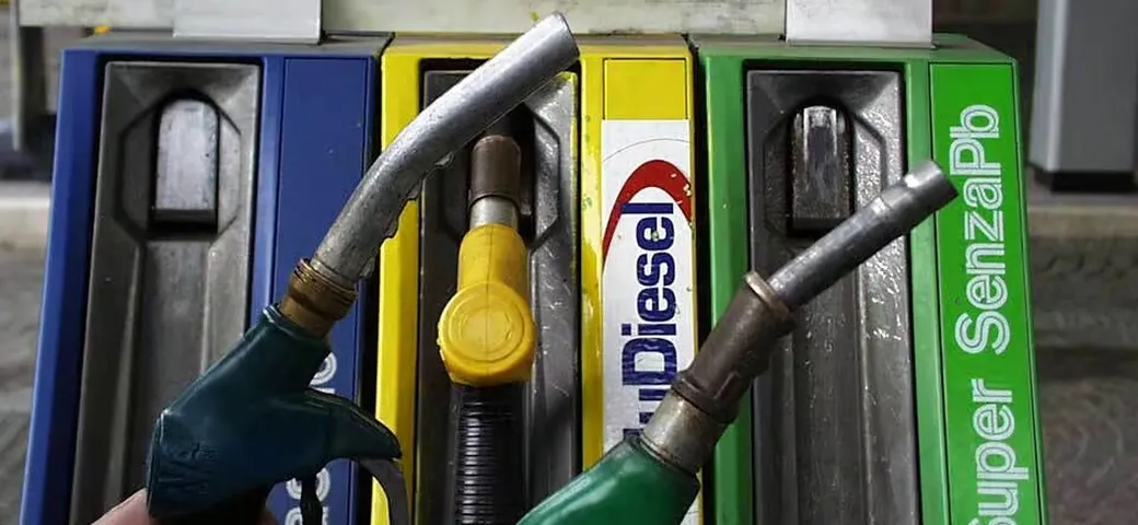 Allarme prezzi carburanti, consumatori in rivolta