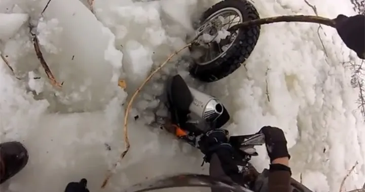 Finisce nell'acqua gelida con la moto [Video]