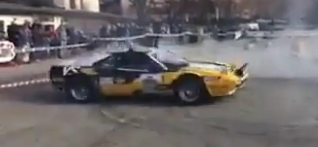 Ferrari 308 GTB Gruppo 4 disegna le ciambelle [Video]