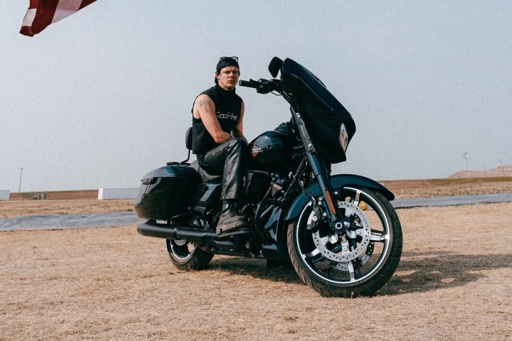 Yungblud cade in moto a Sturgis: gamba rotta, ma il tour continua