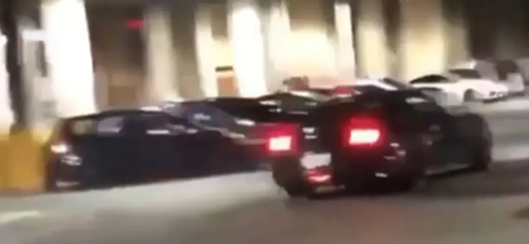 La Ford Mustang mette al muro un'altra auto senza colpirla [Video]